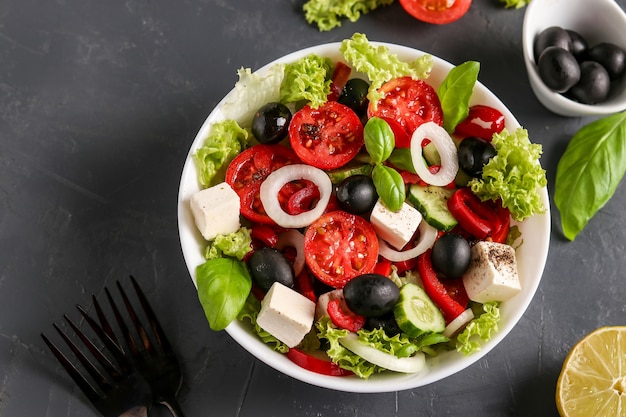 Salada grega saudável de alface verde, tomate cereja, queijo feta e vegetais