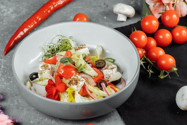 Salada grega tradicional com legumes frescos, queijo feta e azeitonas.