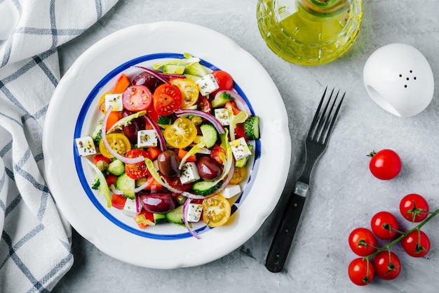 Salada grega tradicional com pepino fresco tomate alface alcaparras cebola vermelha queijo feta e azeitonas