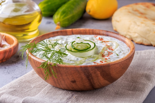 Salada grega tzatziki de pepino, iogurte, azeite, alho, endro e especiarias.