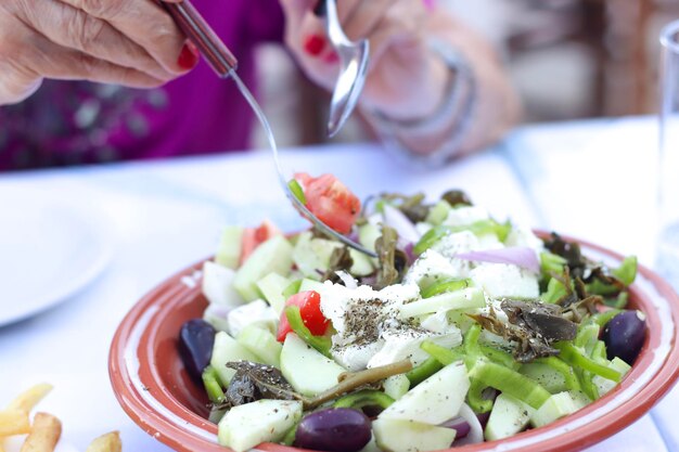 Foto salada grega xoriatiki com feta