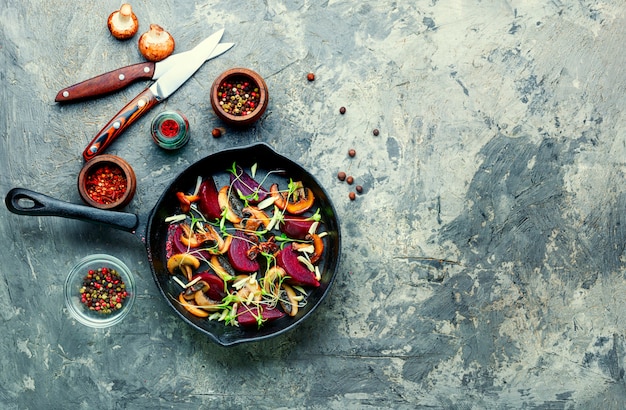 Salada grelhada com beterraba e cogumelos