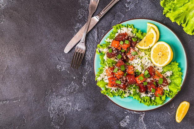 Salada havaiana tradicional de peixe cru