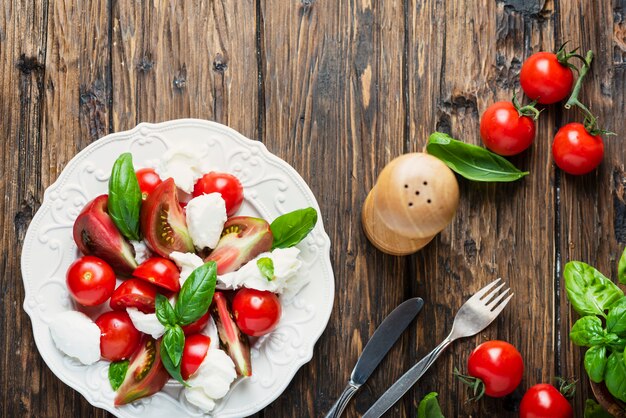 Salada Italia caprese com tomate, manjericão e mussarela