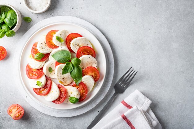 Salada italiana caprese em um prato branco