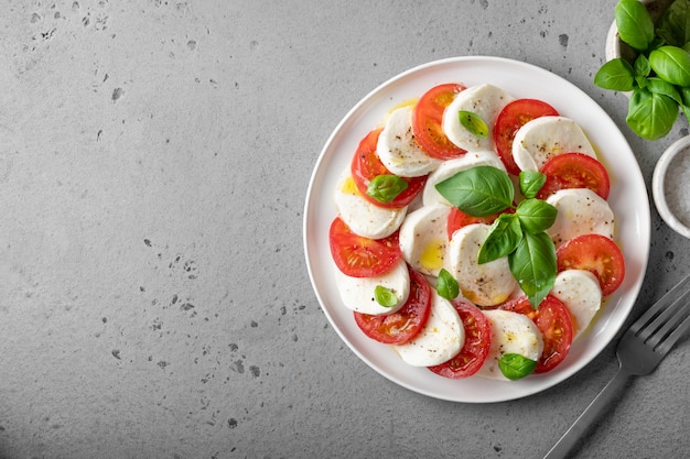 Salada italiana Caprese em um prato branco