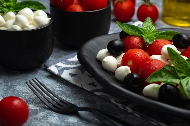 Foto salada italiana clássica com tomates cereja mozarela pérolas folhas de manjericão e esmalte balsâmico