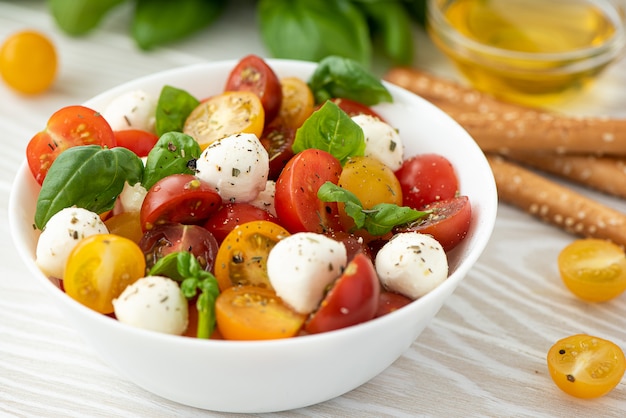 Salada italiana com tomate cereja, mussarela e manjericão