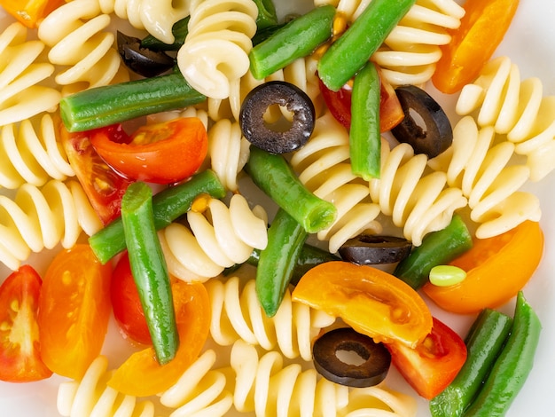 Salada italiana com tomates fusilli