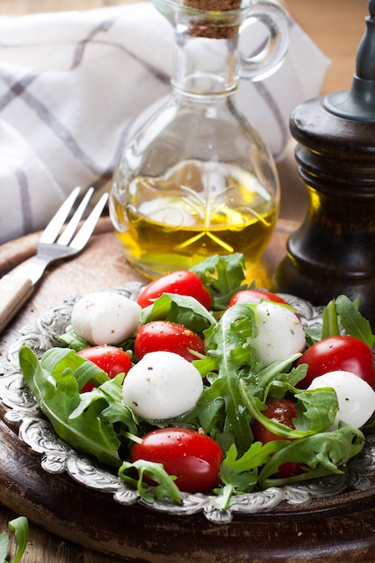 Salada italiana fresca com queijo mussarela