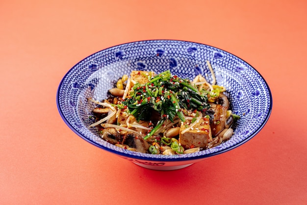 Salada japonesa de tofu com cogumelos