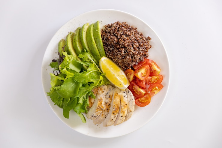 Foto salada keto em um fundo branco. filé de frango grelhado com salada de tomate fresco e abacate. comida saudável,