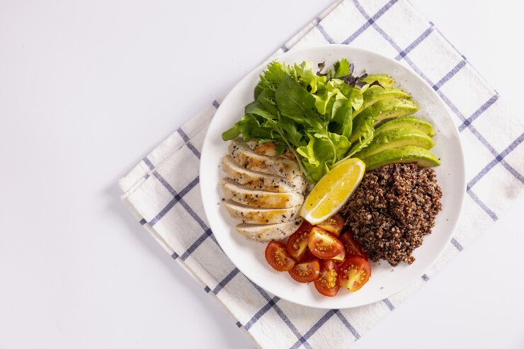 Salada Keto. Filé de frango grelhado com salada de tomate fresco e abacate. Comida saudável,