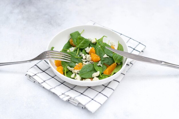 salada leve com queijo verde fresco laranja Vista superior Comida saudável