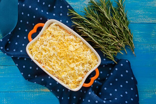 Salada leve de primavera com legumes cozidos ovos e sardinha