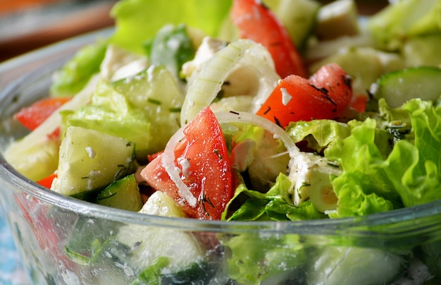 Salada leve e saudável de pepinos e tomates