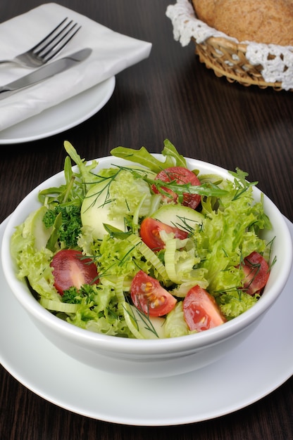 Salada light de verão de alface com rúcula e tomate cereja