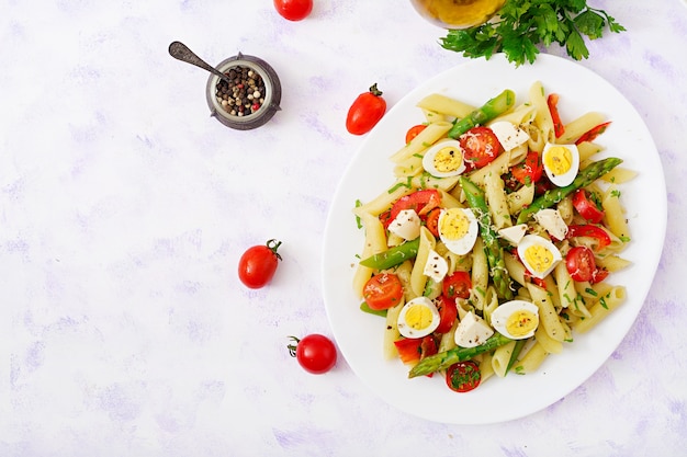 Salada - macarrão penne com aspargos, tomates, ovos de codorna, mussarela e pimentão.