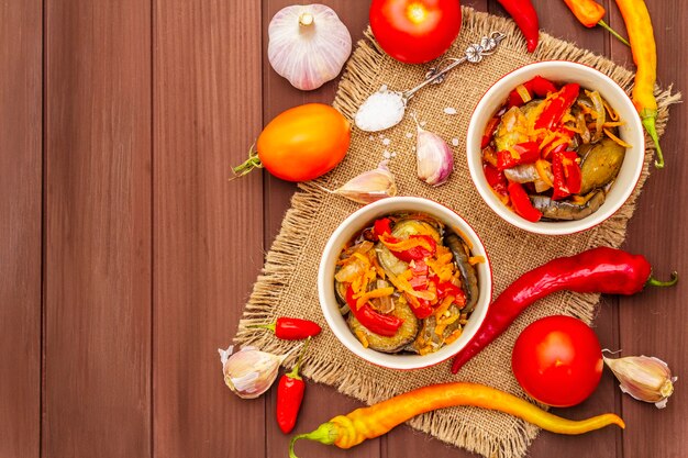 Salada marinada com legumes em conserva