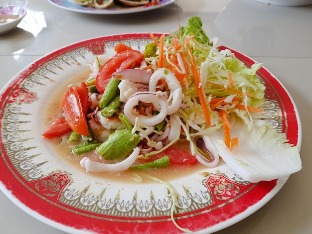 Salada de mariscos al estilo tailandés en la mesa