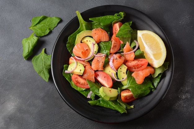 Salada mediterrânea de abacate e salmão com espinafre