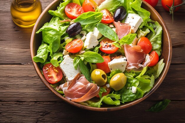 Foto salada mediterrânea de frescura de verão com alface, azeitonas, tomates, prosciutto e queijo