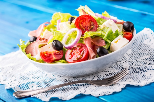 Salada mediterrânea fresca, azeitonas, tomate, queijo parmesão e presunto