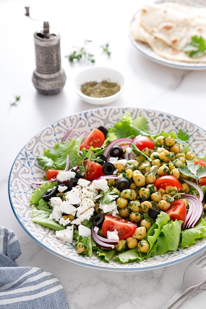 Foto salada mediterrânea grega e grão de bico com legumes frescos e queijo feta