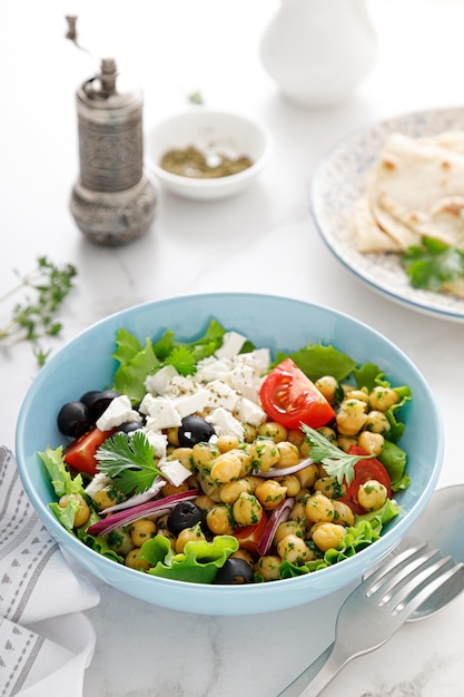 Salada mediterrânea grega e grão de bico com legumes frescos e queijo feta