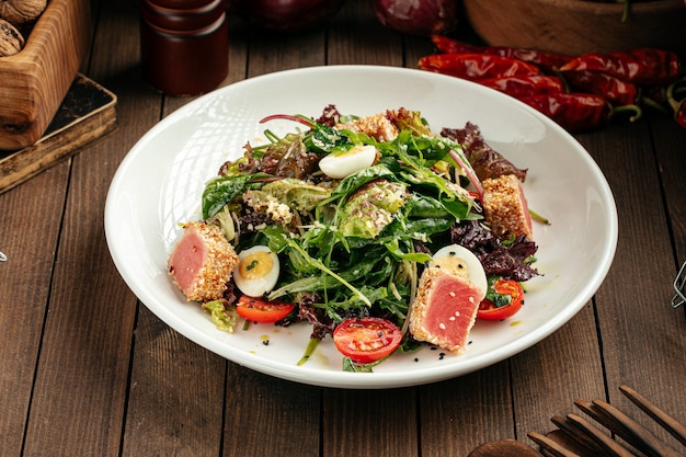 Salada mediterrânea nitzard com atum assado