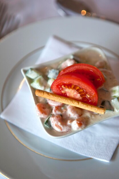 Salada mista com camarão, tomate e pepino