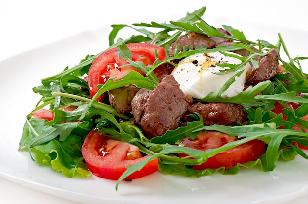 Salada mista com fígado de galinha e ovo em crochê