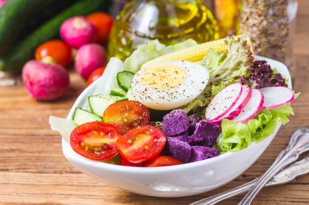 Salada mista de cozinheiro. Salada de chef mista. Abacate