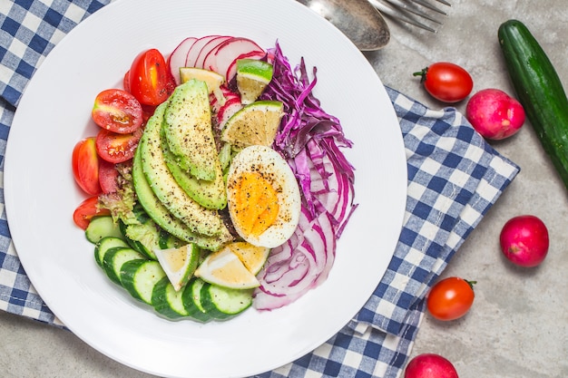 Salada mista de cozinheiro. Salada de chef mista. Abacate