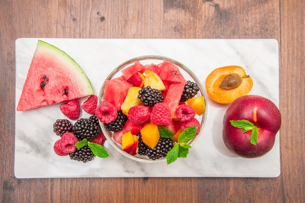 Foto salada mista de frutas com frutas frescas