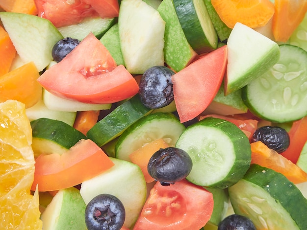 Salada mista de frutas e legumes em uma tigela de vidro