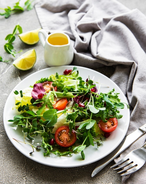 Salada mista verde fresca com tomate e micro-verduras