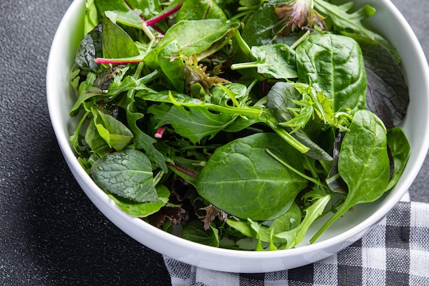 salada misture folhas verdes misture micro verde, lanche saudável e suculento na mesa copie o espaço alimentar