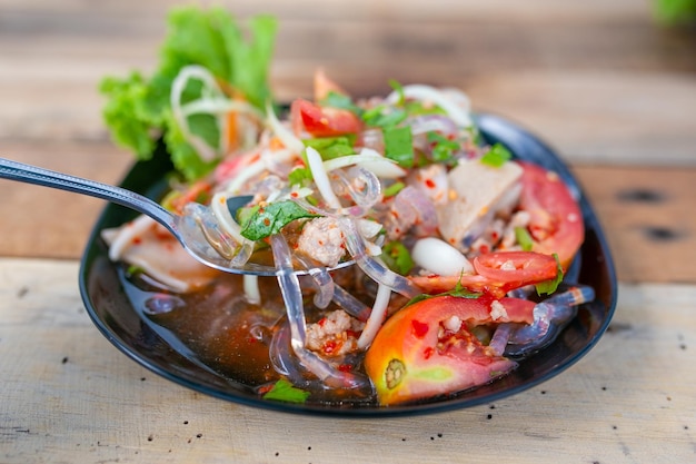 Salada mixta tailandesa picante con carne de cerdo