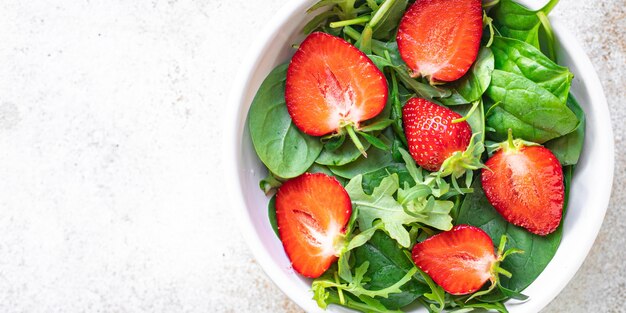 salada morango folhas verdes mistura rúcula espinafre comida orgânica saudável