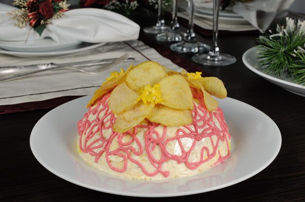 Salada multicamadas com maionese com flores de batata frita