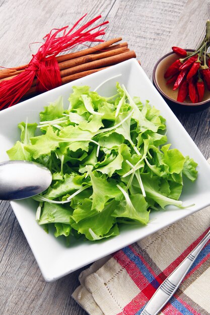 Salada na mesa de madeira