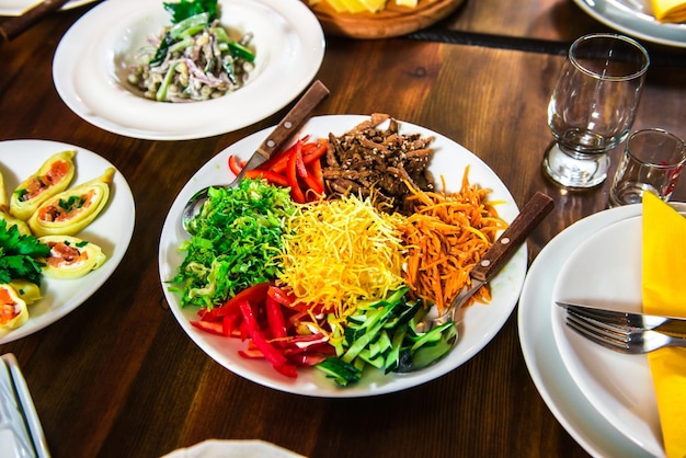 Salada na mesa no banquete