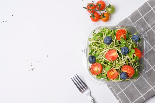 Salada na tigela Legumes e frutas saudáveis do frescor no fundo branco Conceito de alimentação saudável