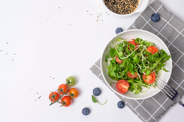 Salada na tigela legumes e frutas saudáveis do frescor no fundo branco conceito de alimentação saudável