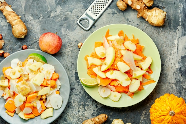 Salada natural vegana com maçã, cenoura e alcachofra de Jerusalém. Salada caseira de outono