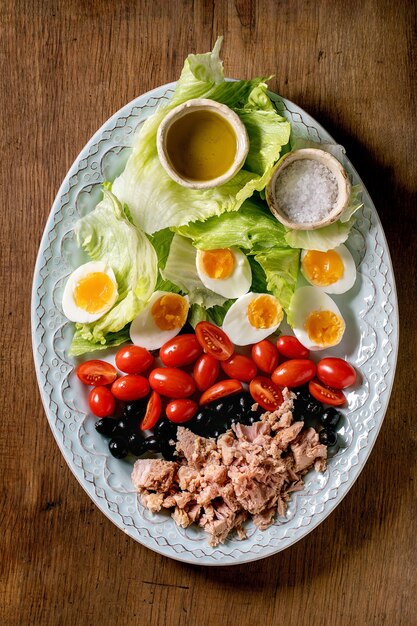 Salada nicaise tradicional com atum em lata