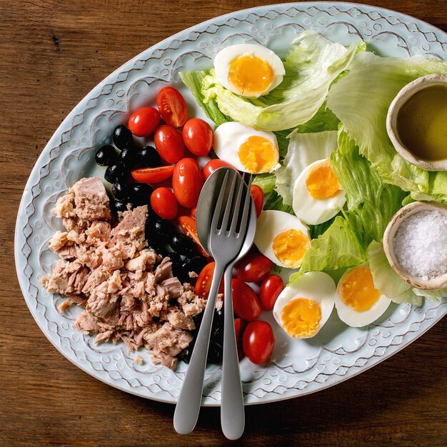 Salada nicaise tradicional com atum em lata
