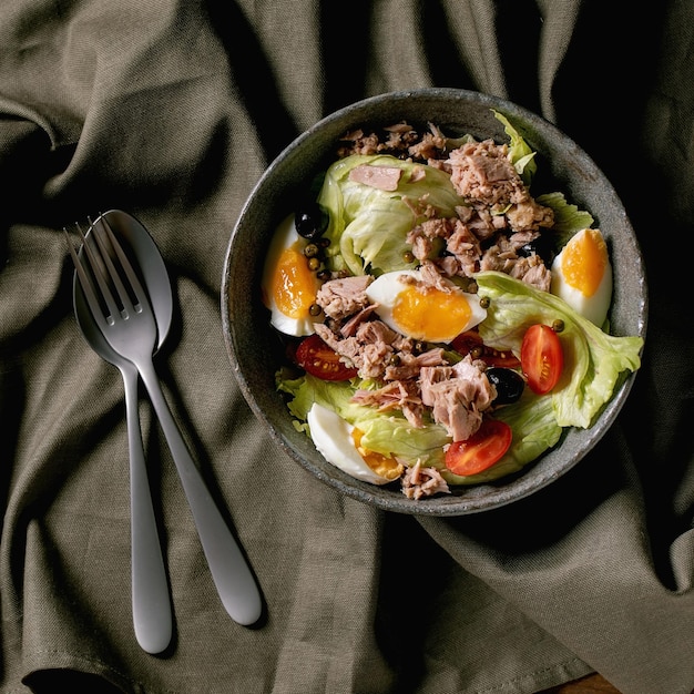 Salada nicaise tradicional com atum em lata