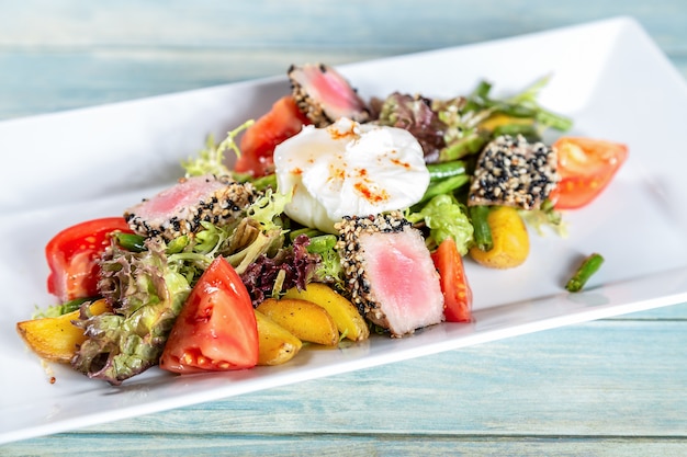 Salada Nicoise com atum assado e ovo escalfado